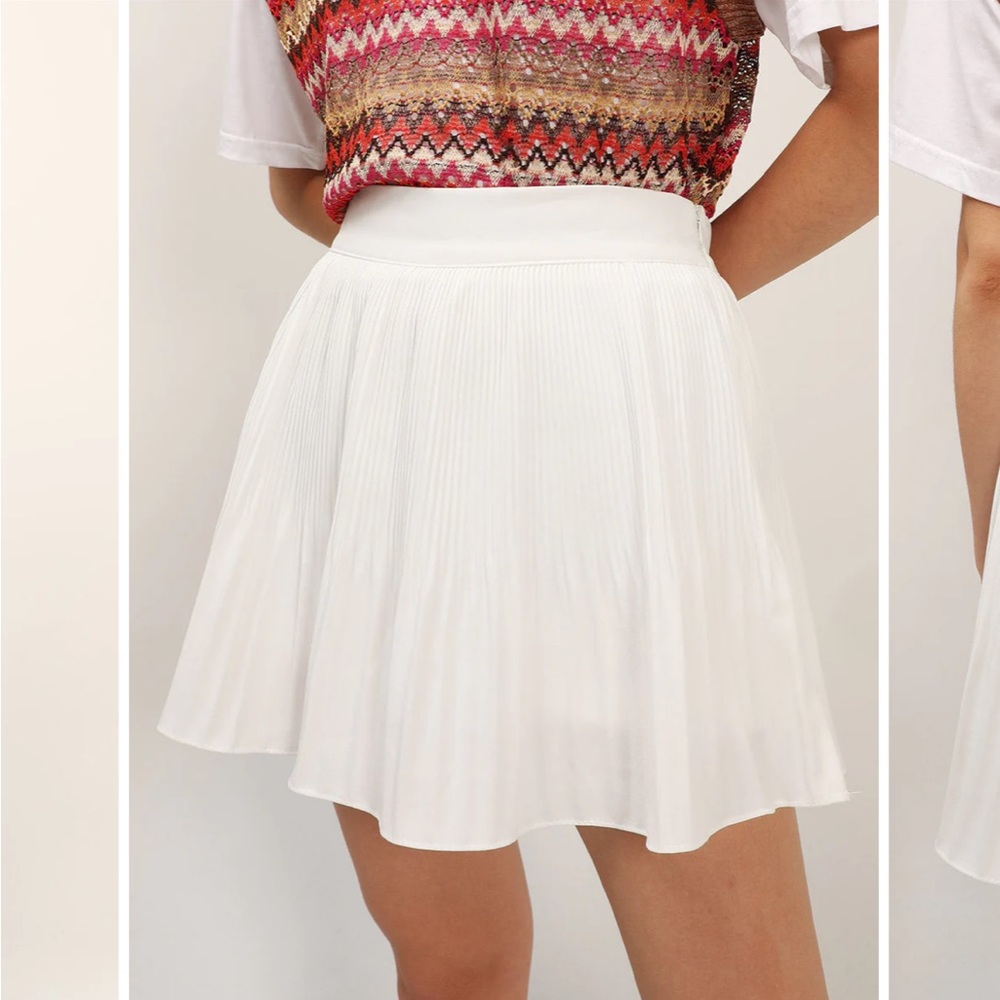NWT WHITE SKORT WITH PLEATED DETAILS A PERFECT PIECE FOR EVERYDAY